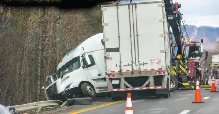 Caminhão semirreboque capota na I-75, no Condado de Marion; faixas são reabertas