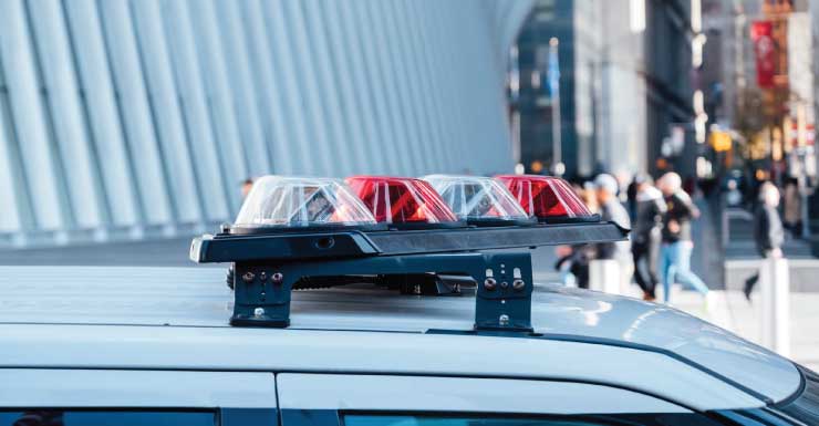 Dois policiais do TPD e um suspeito são hospitalizados após serem atingidos acidentalmente por uma viatura policial