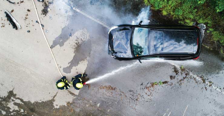 Duas pessoas são hospitalizadas após motorista idoso atingir carro em Miami Beach, provocando incêndio