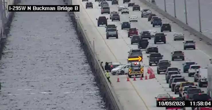 Faixas são liberadas após acidente na extremidade oeste da Buckman Bridge