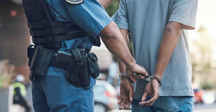 Homem com 17 suspensões da habilitação é preso após invadir bar e restaurante em North Miami e fugir, diz polícia