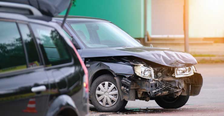 Idoso bate SUV contra rampa de manobristas em condomínio de Miami Beach após confundir freio e acelerador