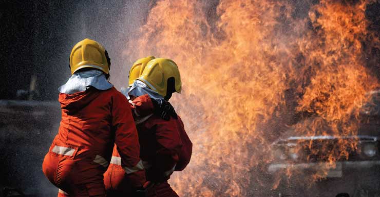 Incêndio atinge garagem em Bonita Springs e danifica Corvette antigo