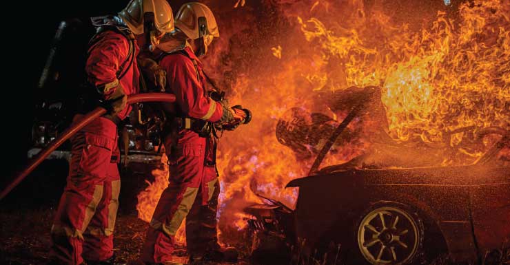 Incêndio em carro se espalha em garagem da FGCU e danifica 3 veículos