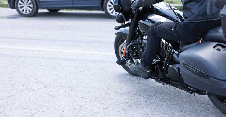 Motociclista de Bartow morre após bater em placa perto de rotatória no Condado de Pasco, segundo a FHP