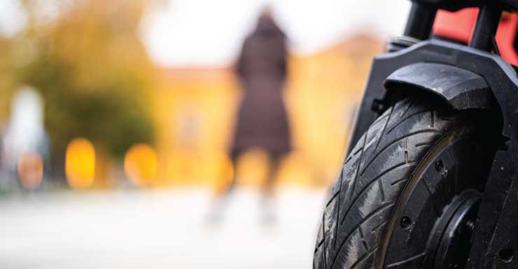 Motociclista fica gravemente ferido após atropelar fatalmente uma pedestre no Condado de Lake