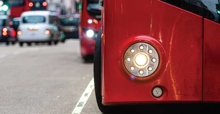 Motorista de SUV é hospitalizado após bater na traseira de ônibus escolar em Davie; Griffin Road é interditada no sentido leste perto da SW 82nd Avenue