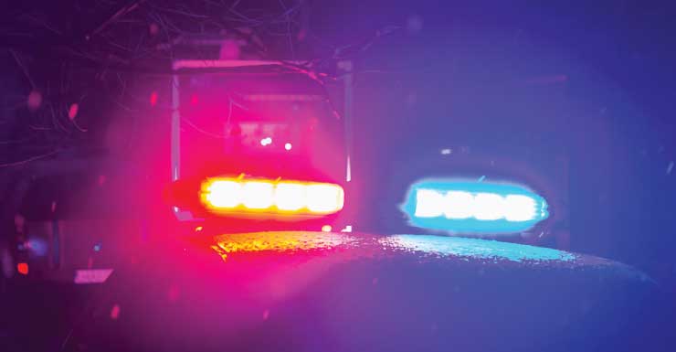 Motorista de caminhonete derruba poste e bate contra uma casa em Miami