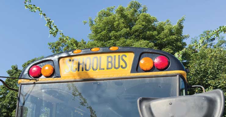 Ônibus escolar que transportava alunos da Centennial High bate em poste de energia
