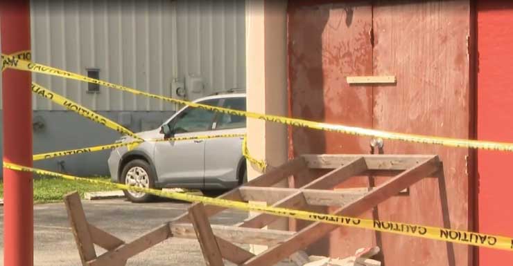Polícia procura motorista que matou homem em scooter e bateu van contra salão de beleza em Fort Pierce